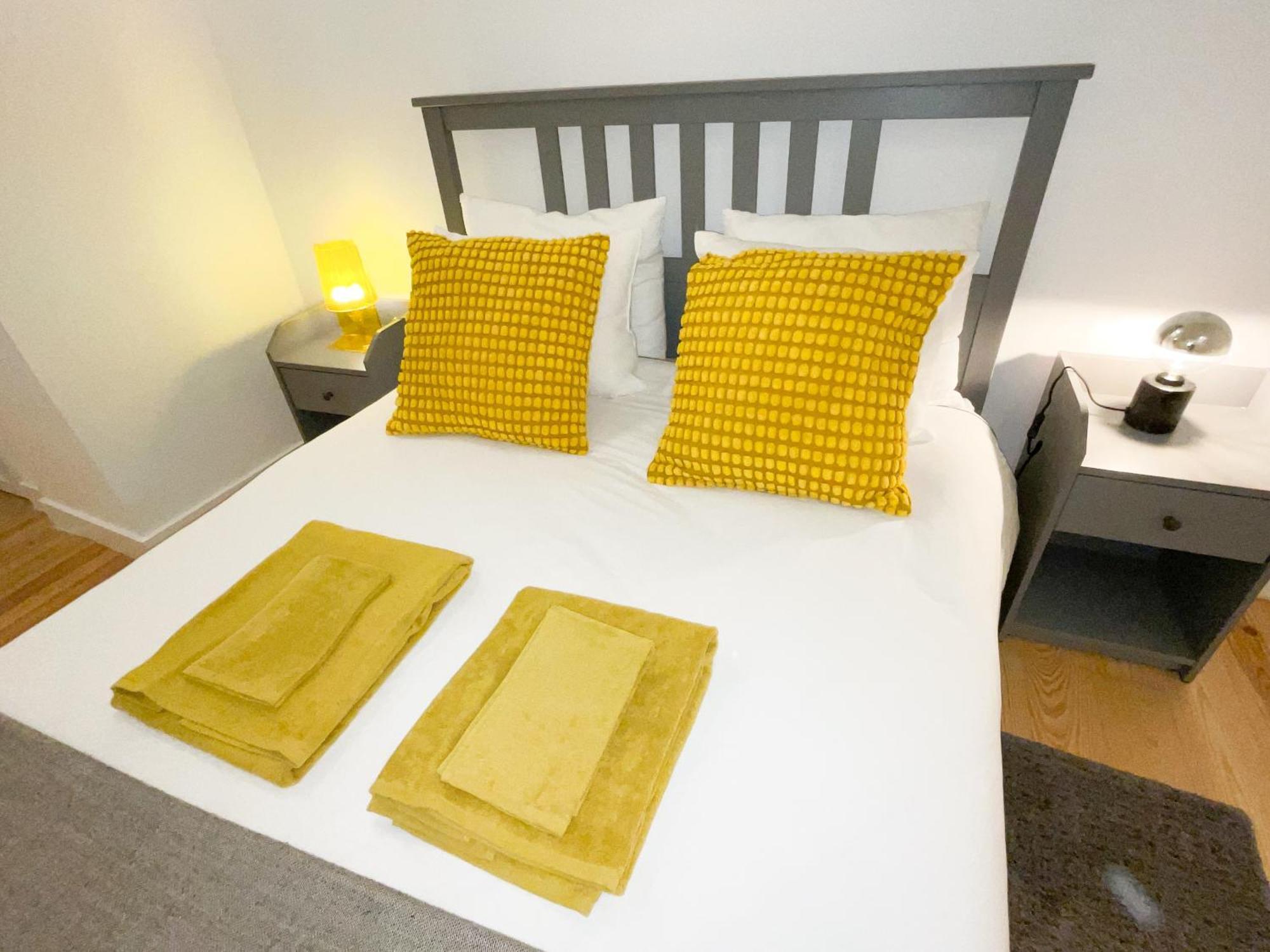 Charming Santos W/ Patio Apartment Lisbon