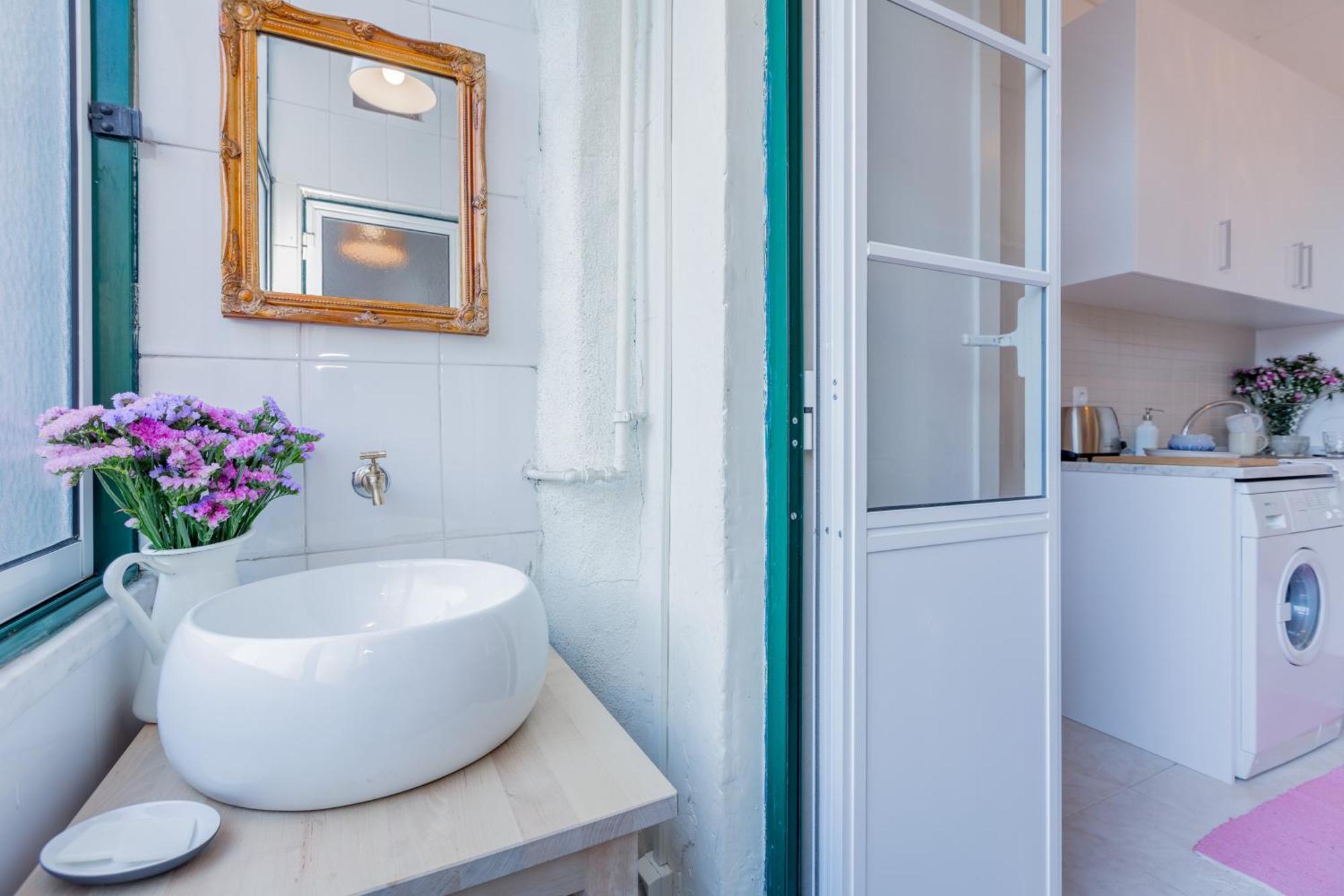 Apartment Spacious, Bright And Sunny Apartment, By Timecooler Lisbon