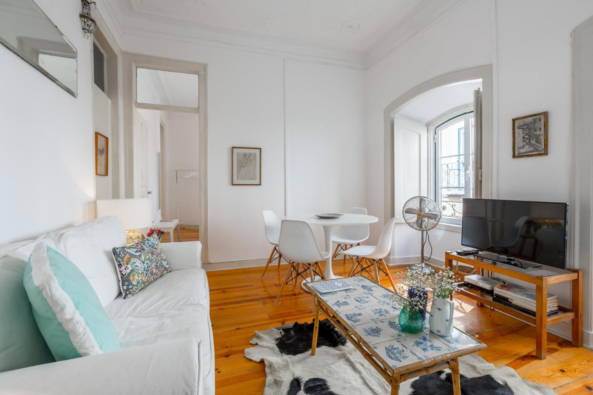 Spacious, Bright And Sunny Apartment, By Timecooler Lisbon