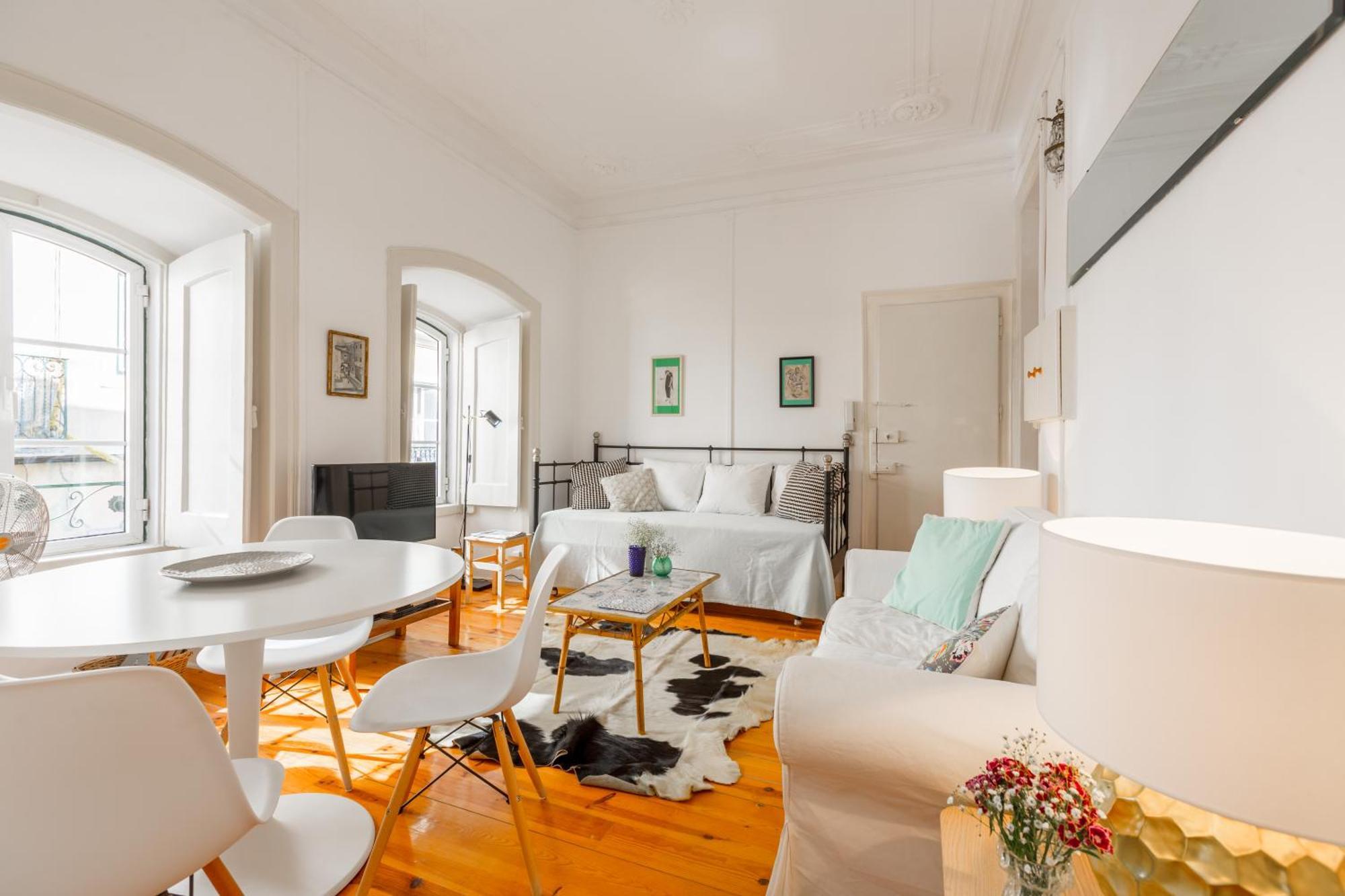 Spacious, Bright And Sunny Apartment, By Timecooler Lisbon
