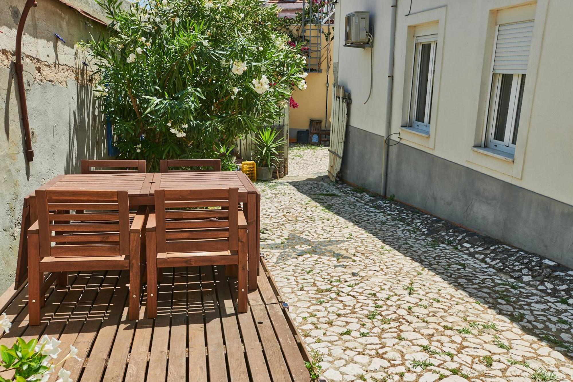 The Back Yard Nest Apartment