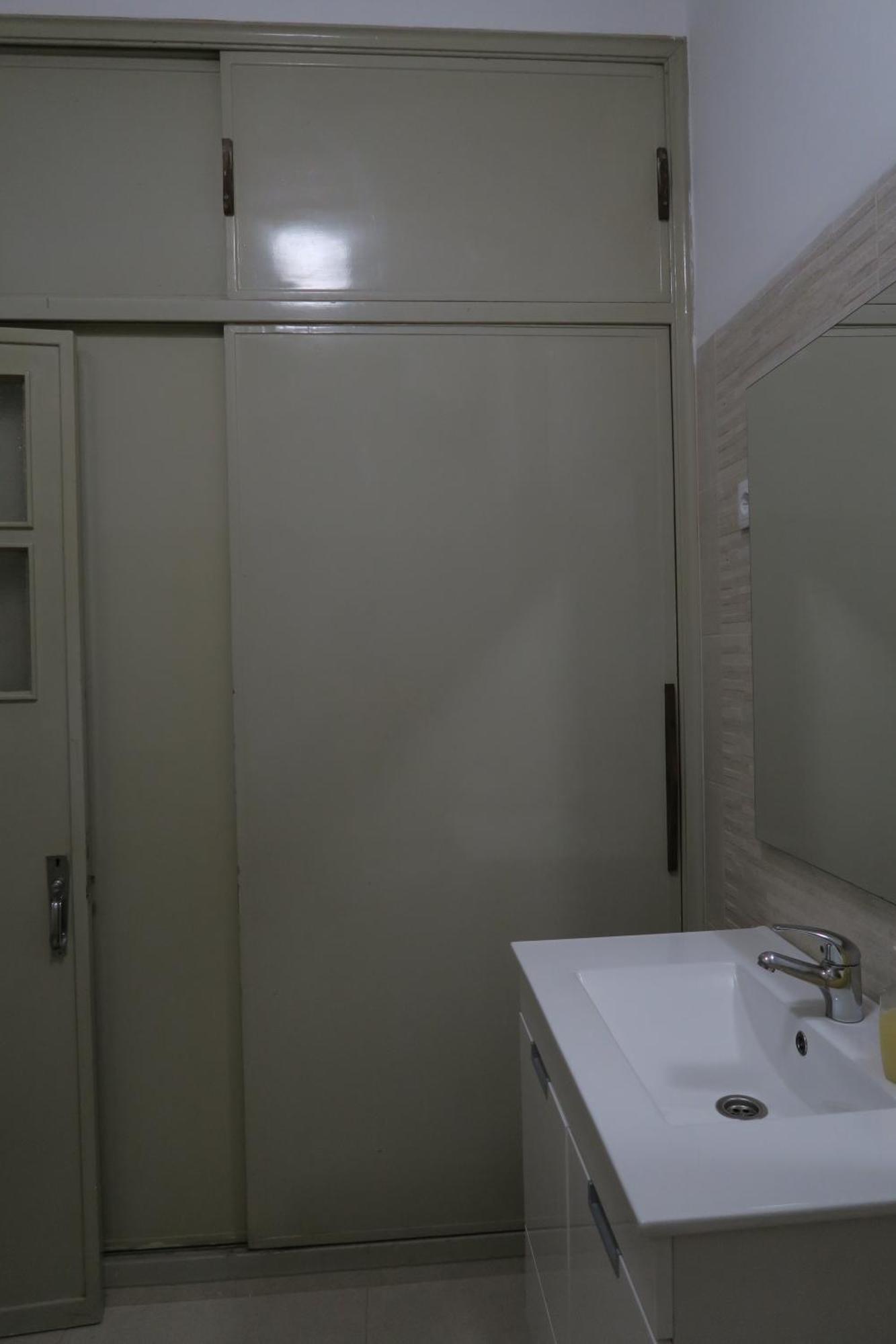 Cosmopolitan - Top Floor Homestay *