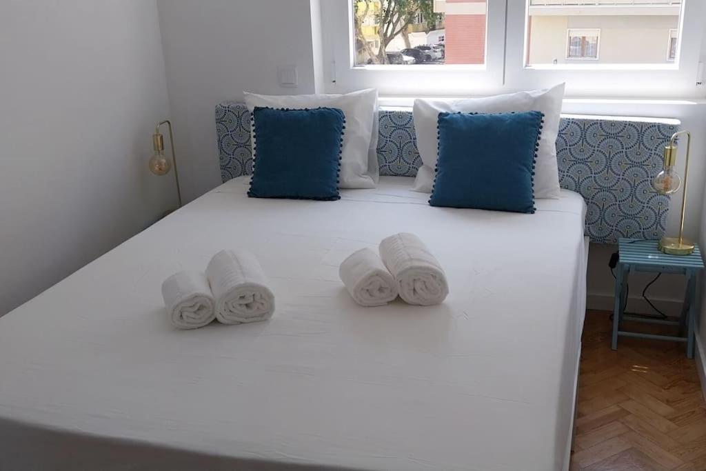 5min Walk To Subway & 10min Drive To Airport Apartment