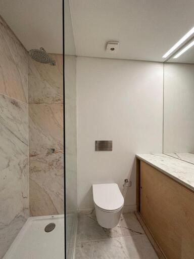 Bedroom In Shared House In Chiado - Historic Center Of Homestay *