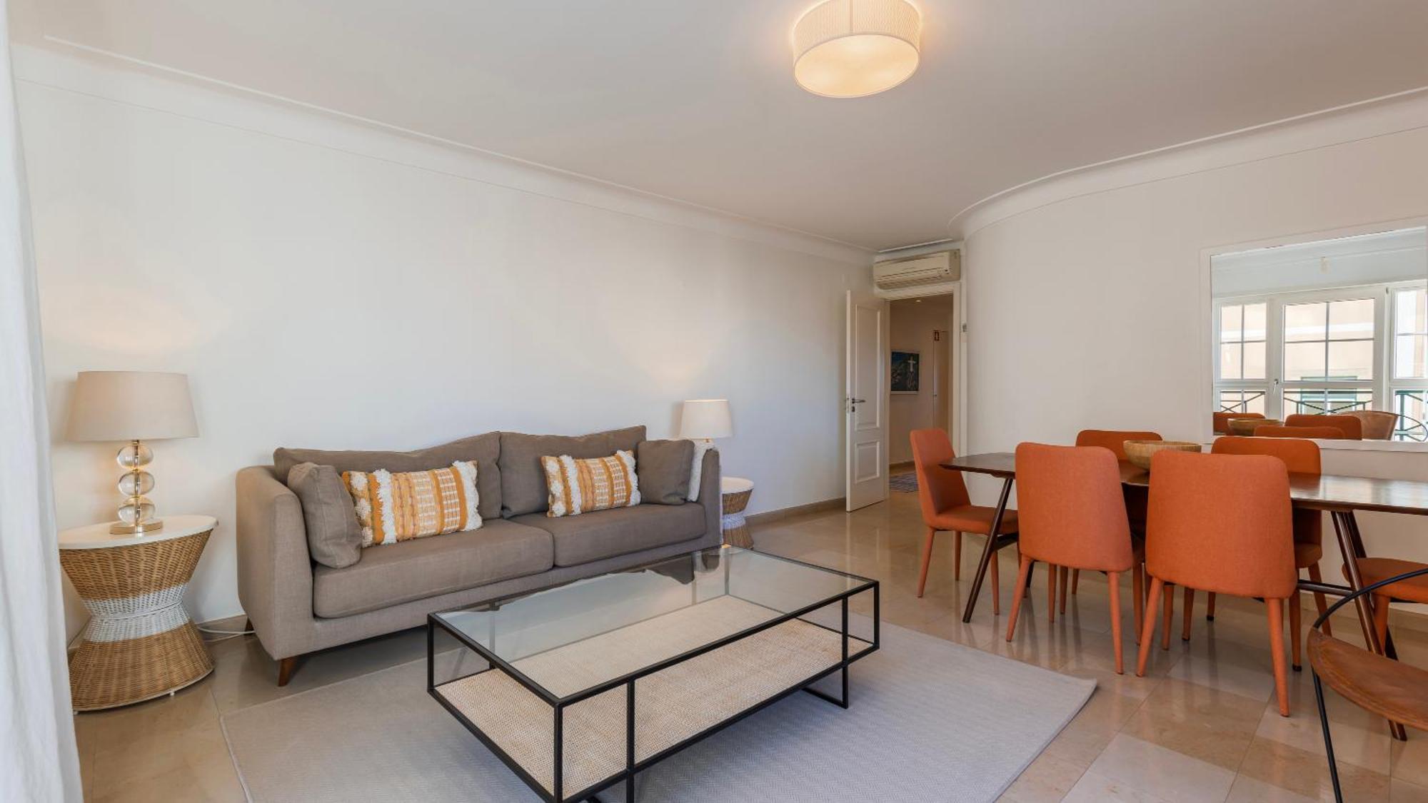 Apartment Stylish With Parking By Lovelystay