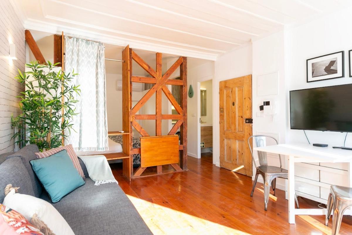 Cozy Flat With Bright Balcony Trendiest Neighborhood!