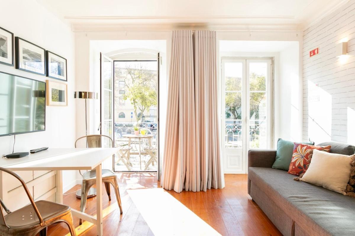 Apartment Cozy Flat With Bright Balcony Trendiest Neighborhood! Lisbon