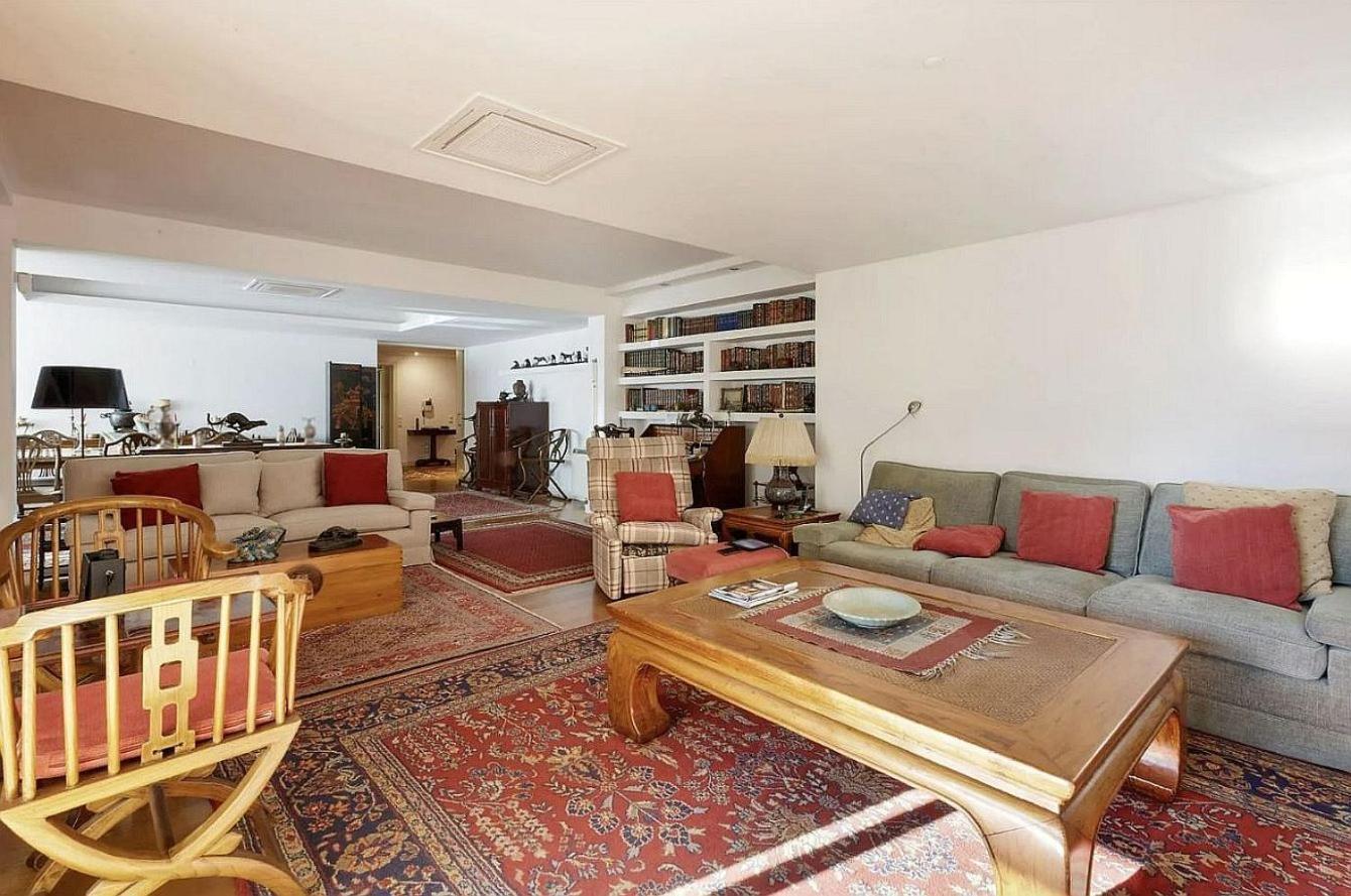 Elegant Flat