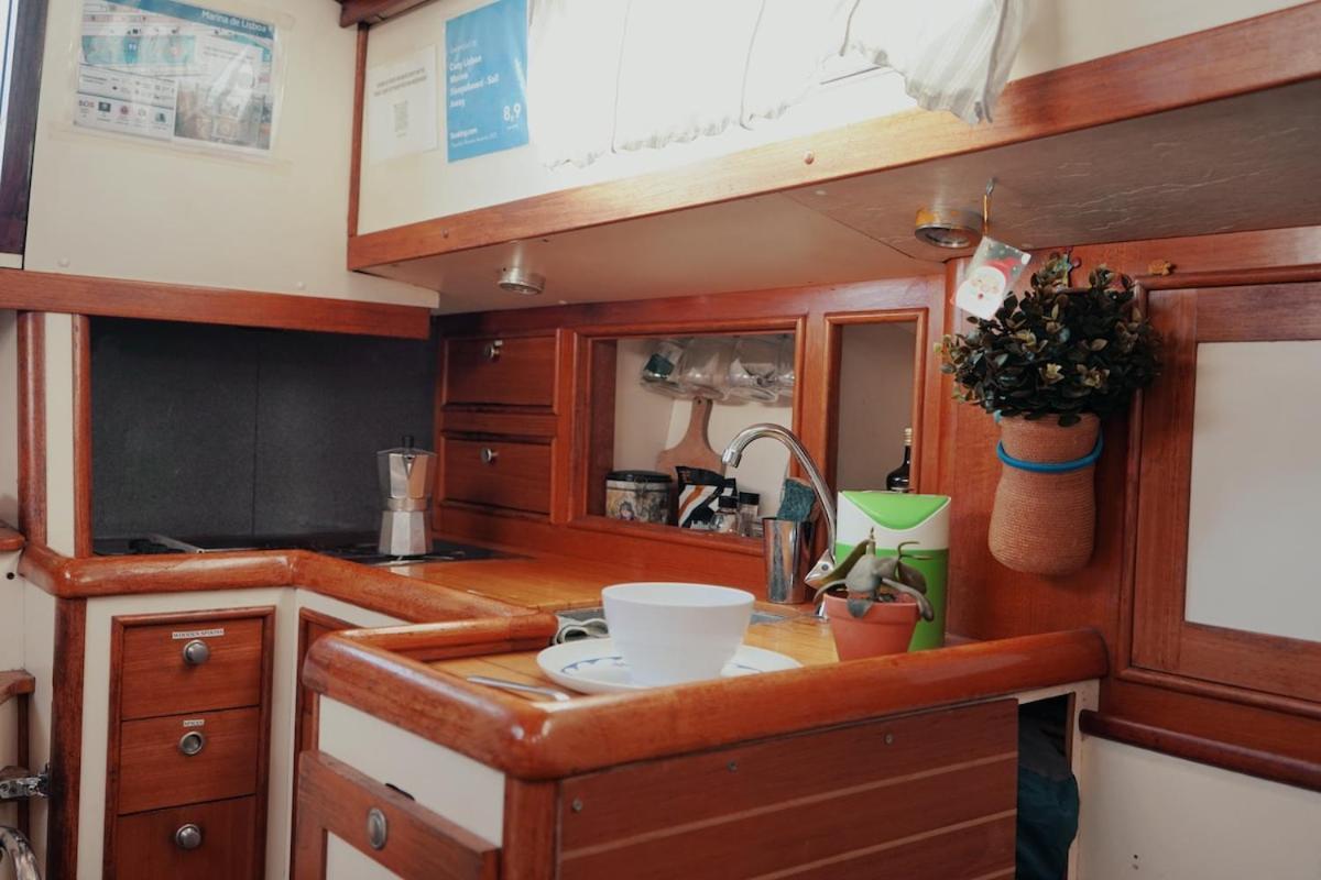 Cozy Marina Sleepaboard - Sail Away Botel Lisbon
