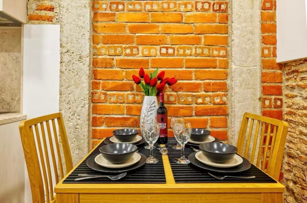 Homey Haven With A Rustic Charm Lisbon