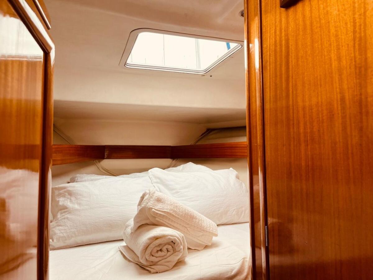 Ero- A Floating Escape In Botel *