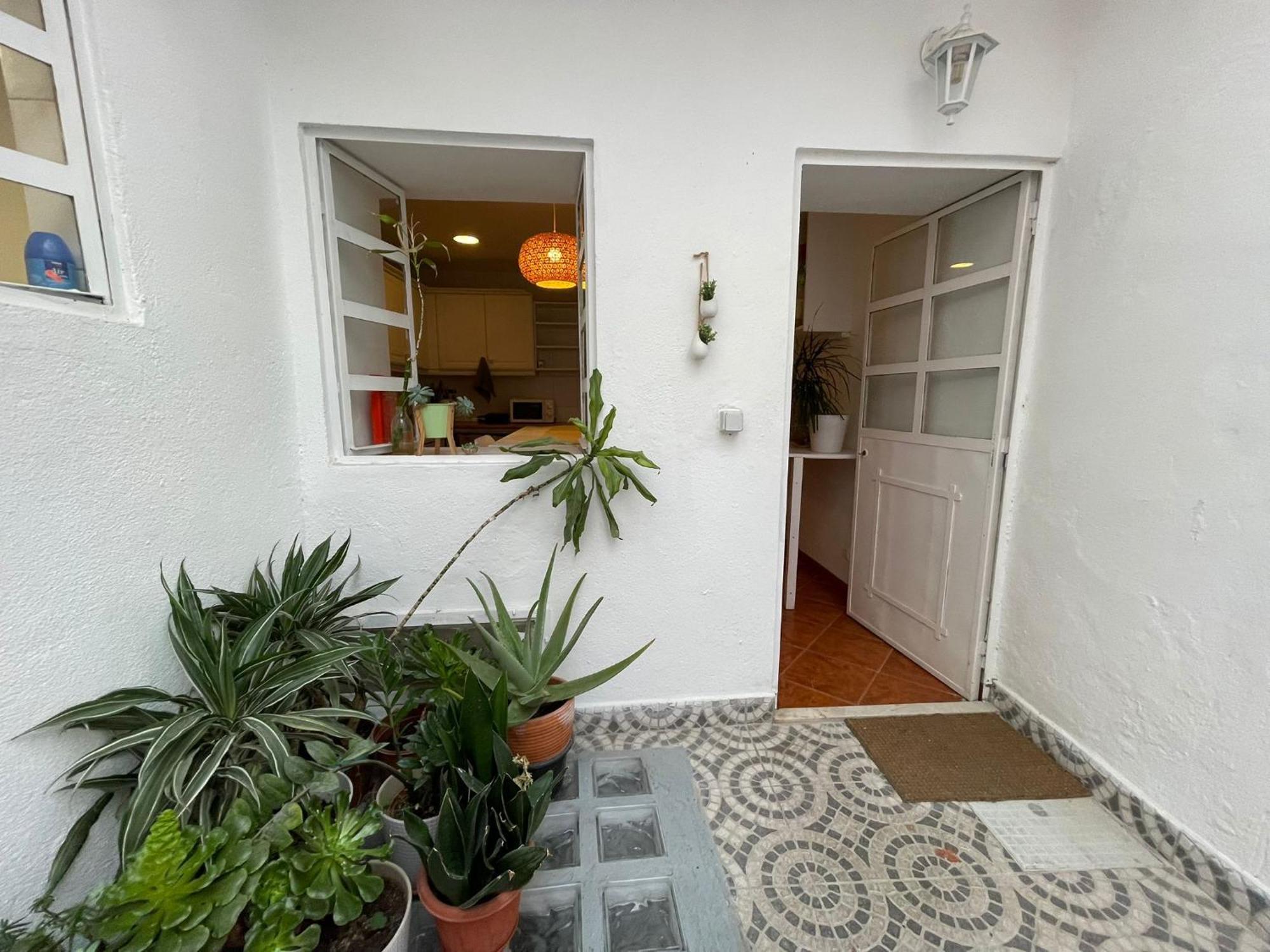 Shared With Bright Private Patio In Lisboa