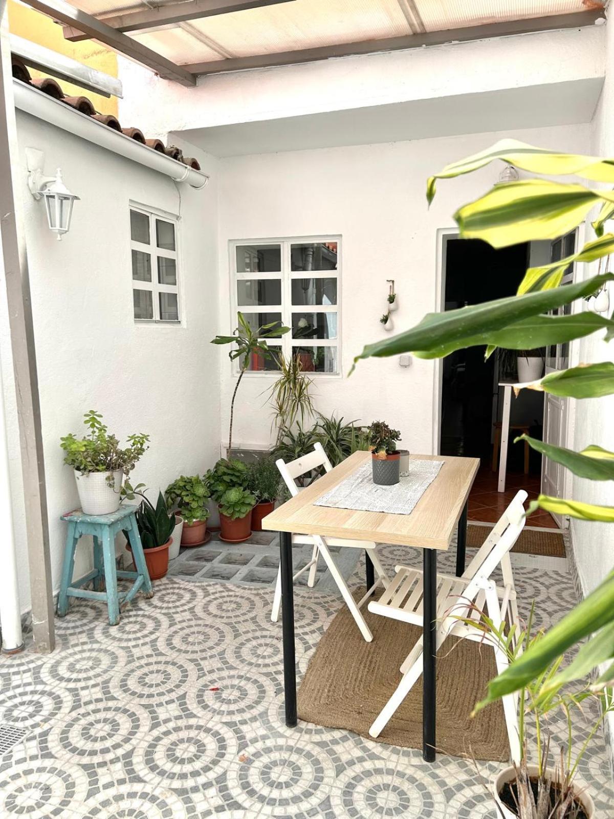 Shared With Bright Private Patio In * Lisboa