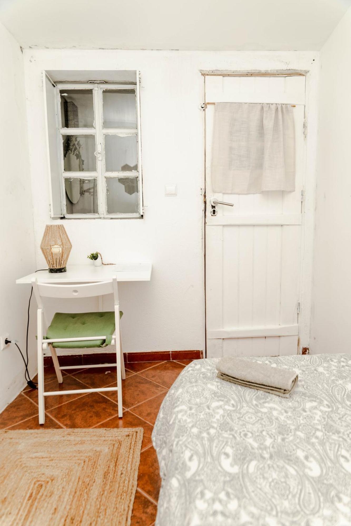 Shared With Bright Private Patio In Lisboa