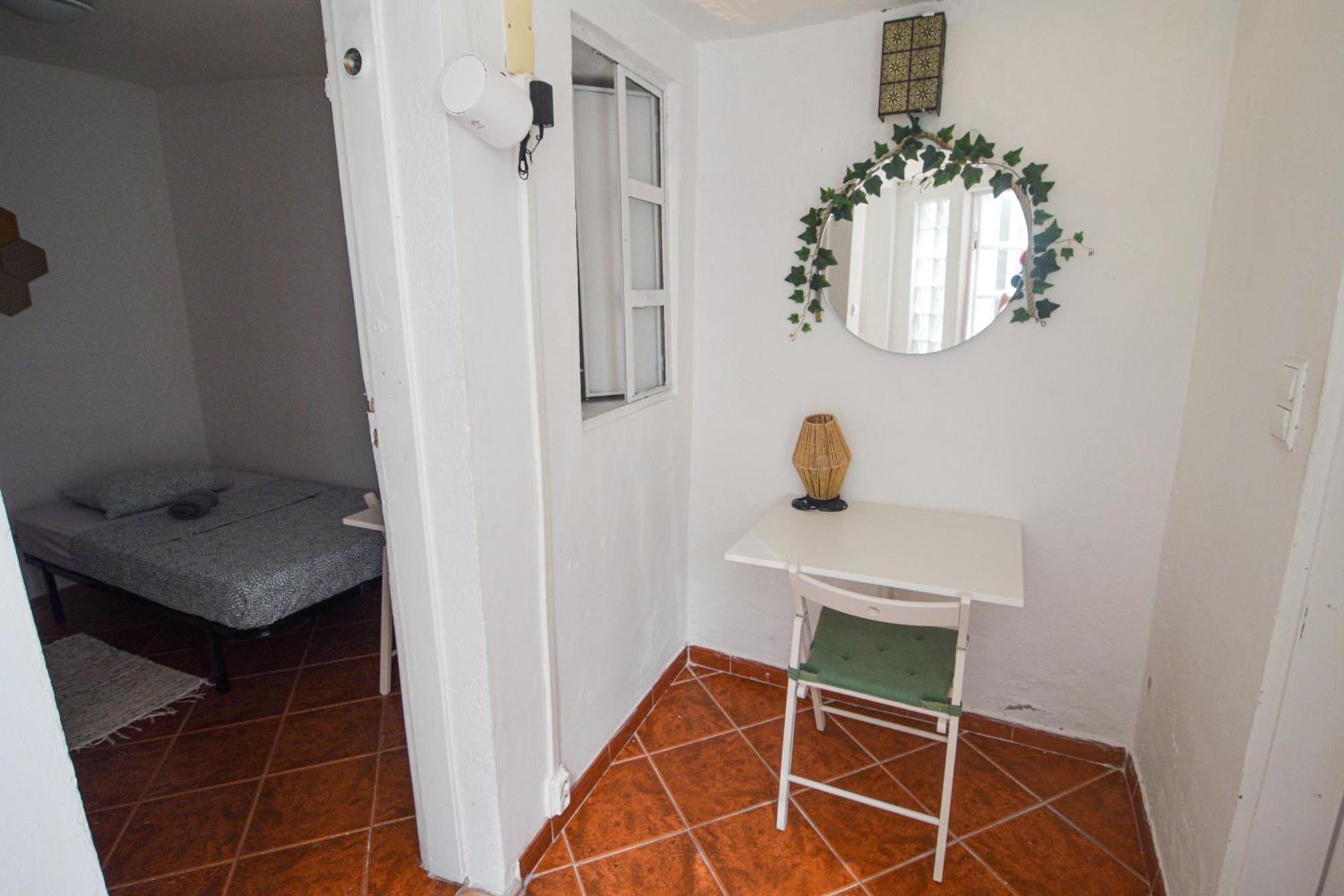 Shared With Bright Private Patio In Lisboa