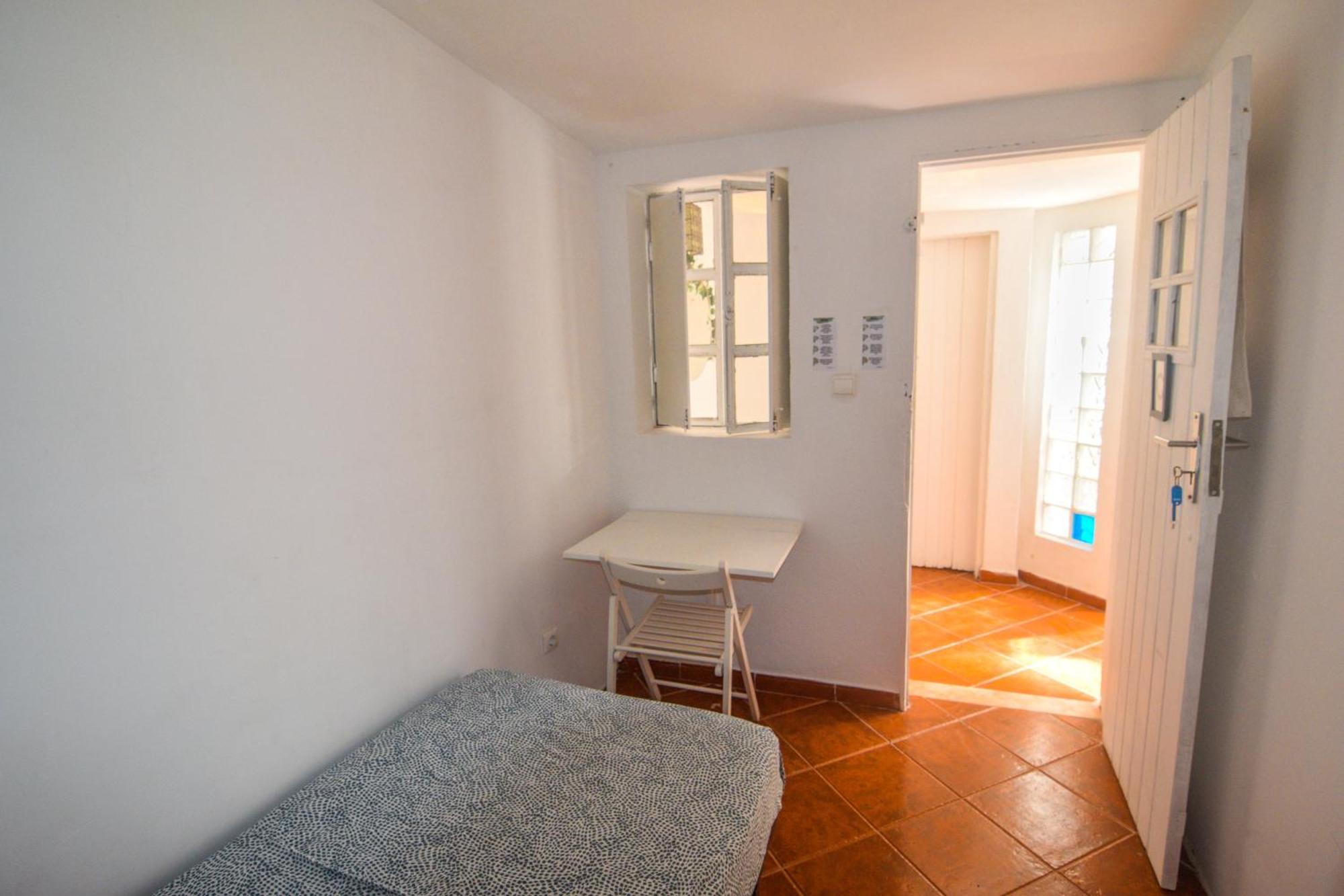 Shared With Bright Private Patio In Casa de hóspedes Lisboa