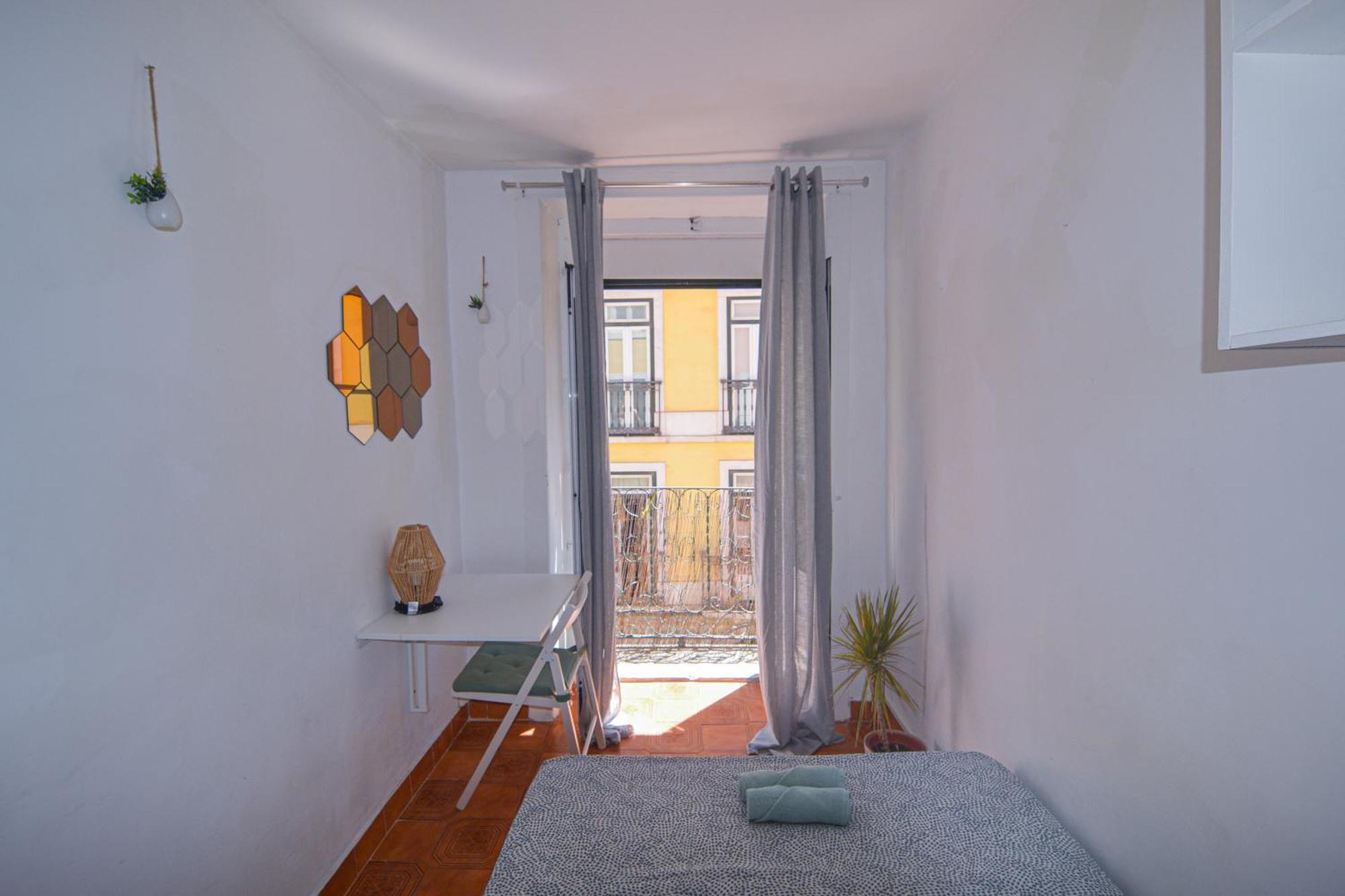Shared With Bright Private Patio In * Lisboa