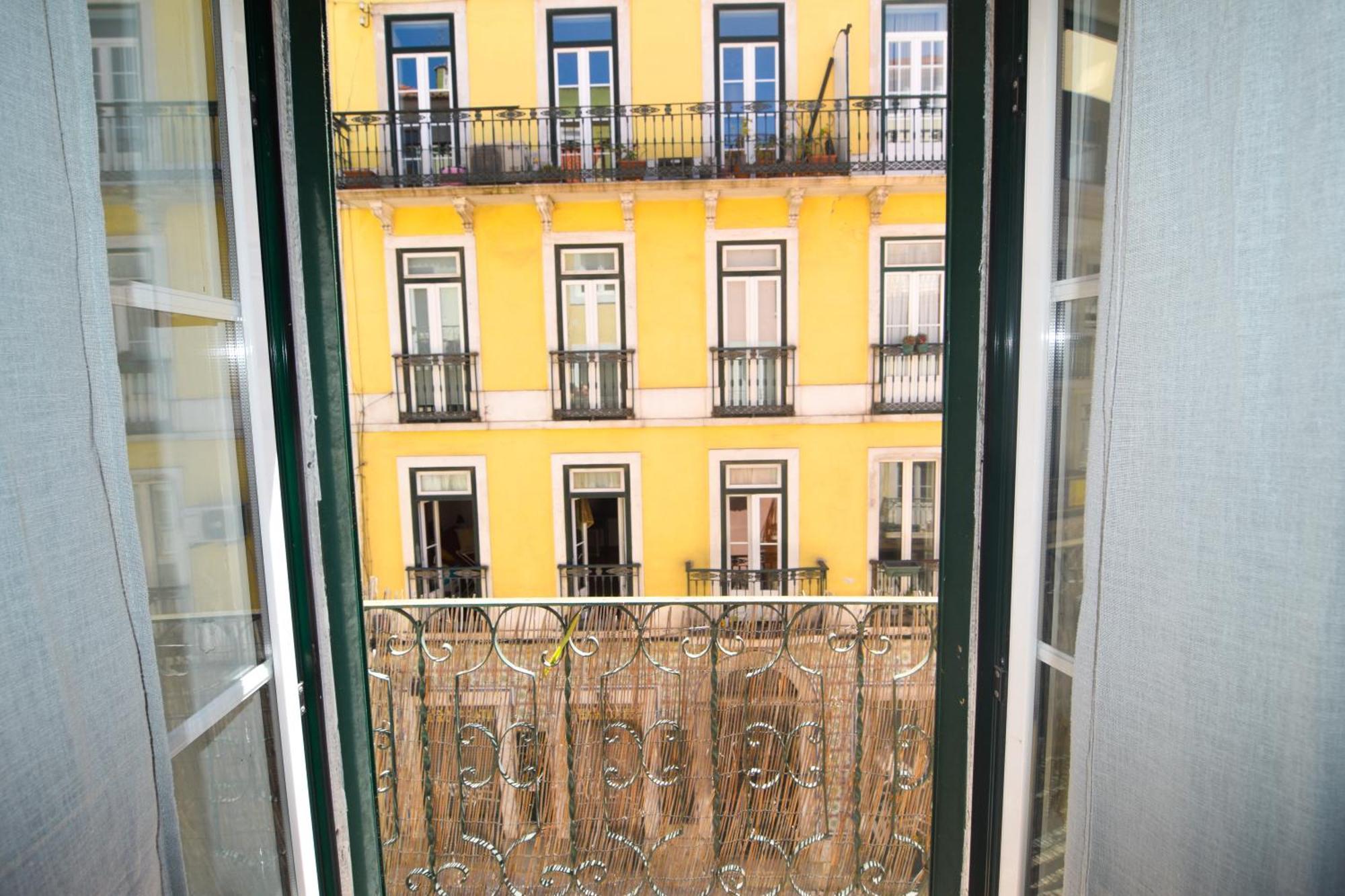 Casa de hóspedes Shared With Bright Private Patio In