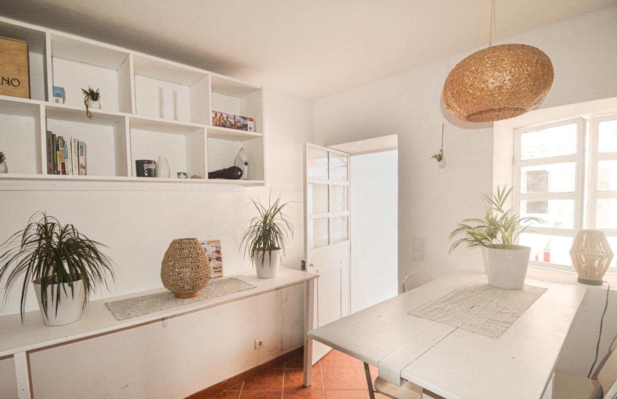 Shared With Bright Private Patio In Lisboa