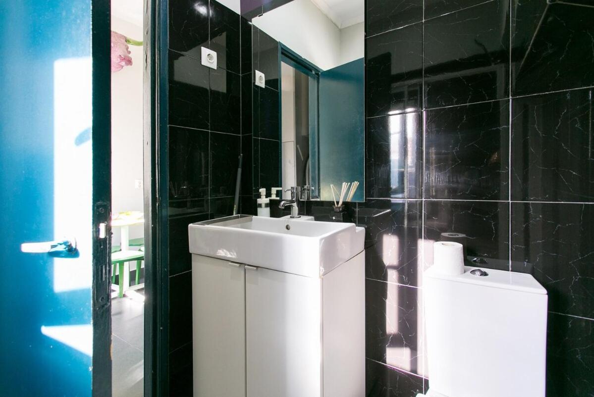 Spacious & Bright 3 Bedroom Apt, Iconic Bica Area, Historical Center Lisbon
