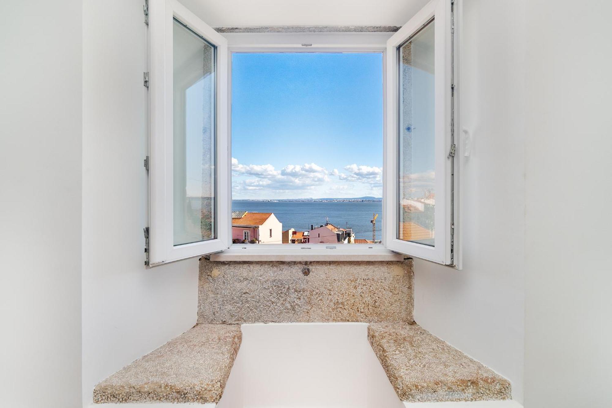 Whome Exclusive In A Prime Location With River View Apartment *