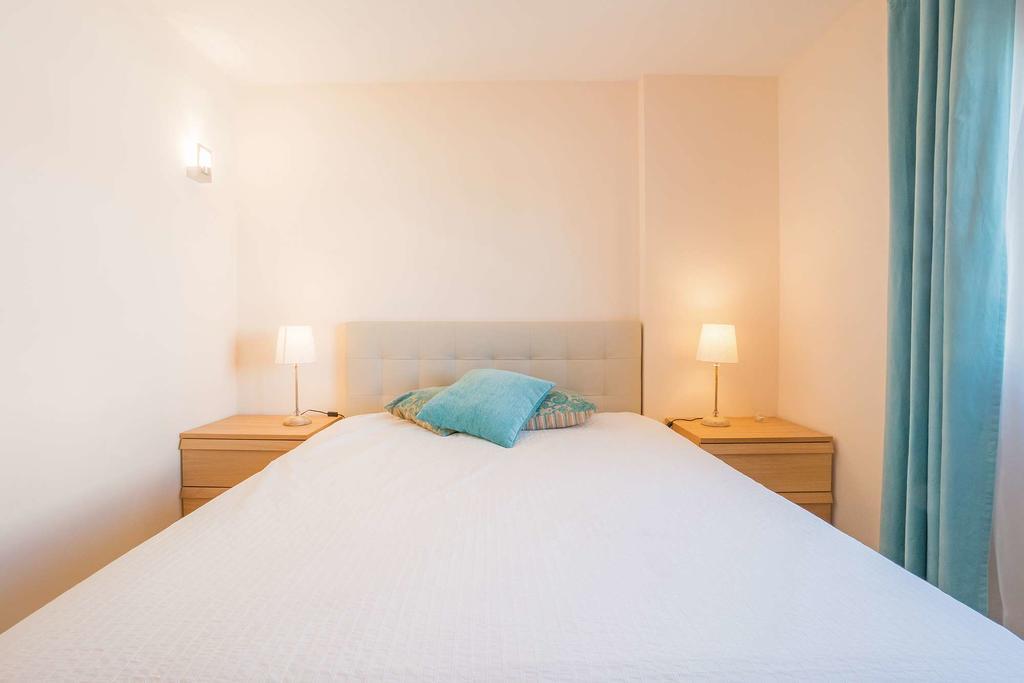 1-minute Walk To The Metro And 2 To The Supermarket Apartment