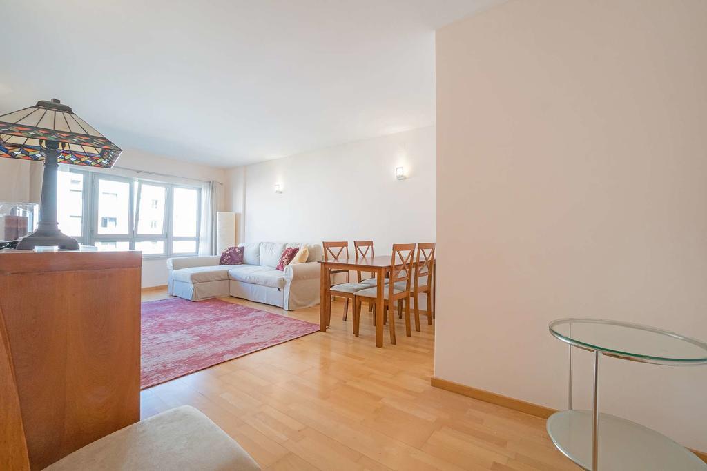 Apartment 1-minute Walk To The Metro And 2 To The Supermarket *