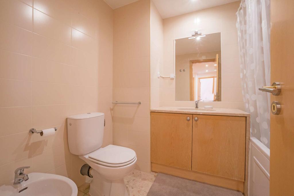 1-minute Walk To The Metro And 2 To The Supermarket Apartment *