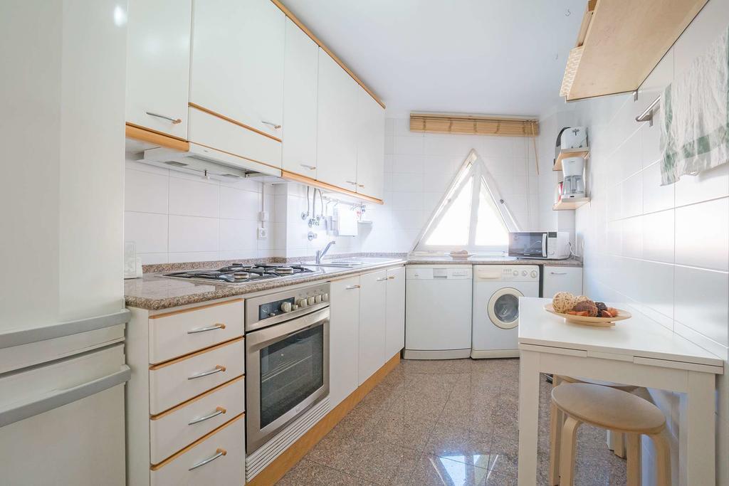1-minute Walk To The Metro And 2 To The Supermarket Apartment Lisbon