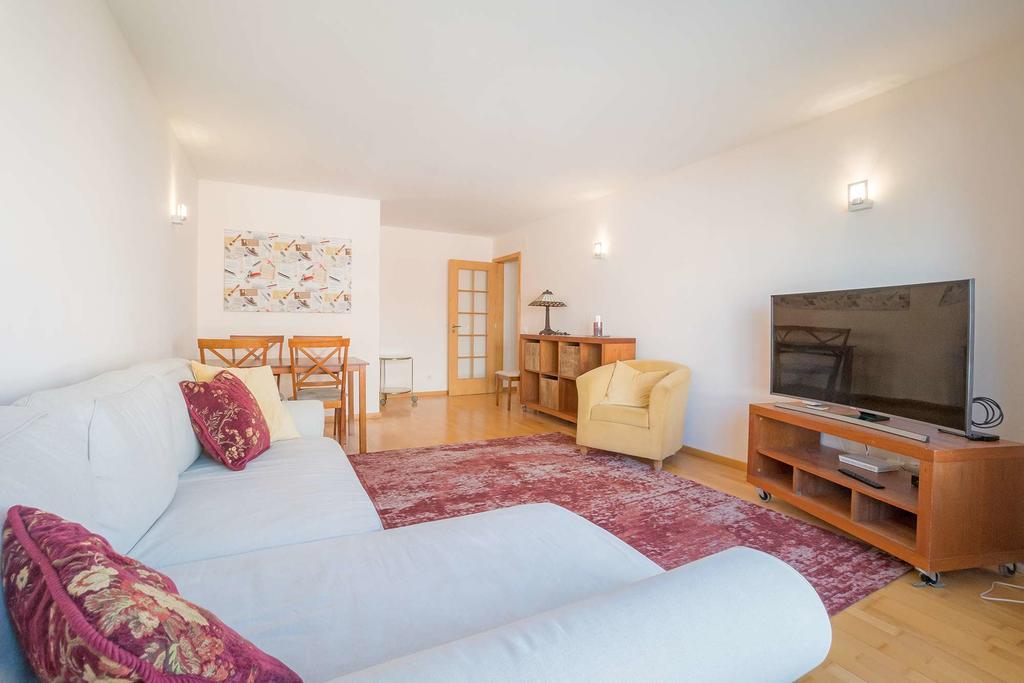 Apartment 1-minute Walk To The Metro And 2 To The Supermarket