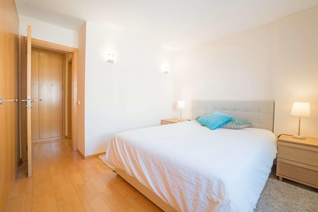 1-minute Walk To The Metro And 2 To The Supermarket Apartment