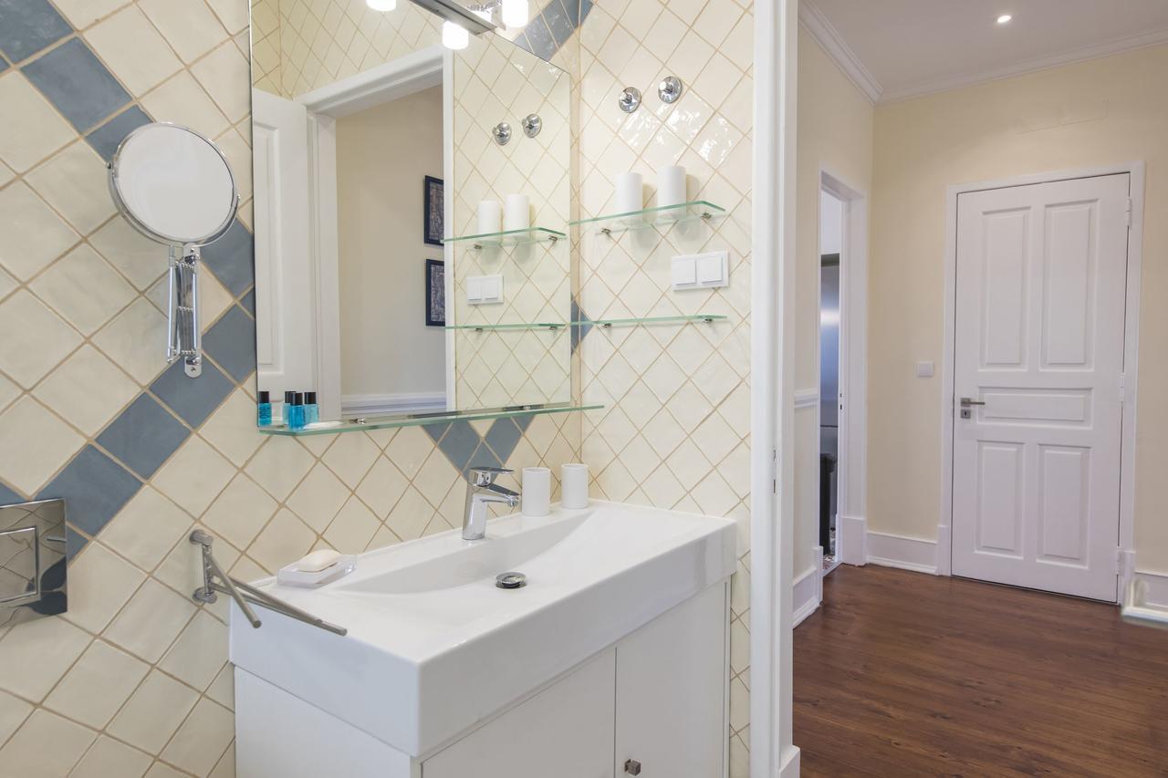 Spacious 4bdr River View Apartment *