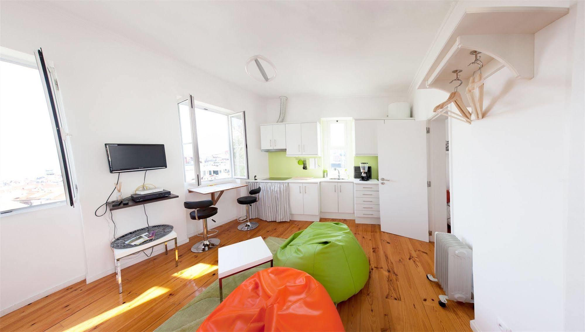 Apartment 4 Places - *