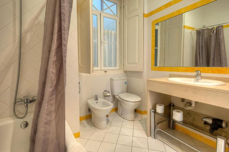 Angola 1 - 6 Bedrooms Apartment *