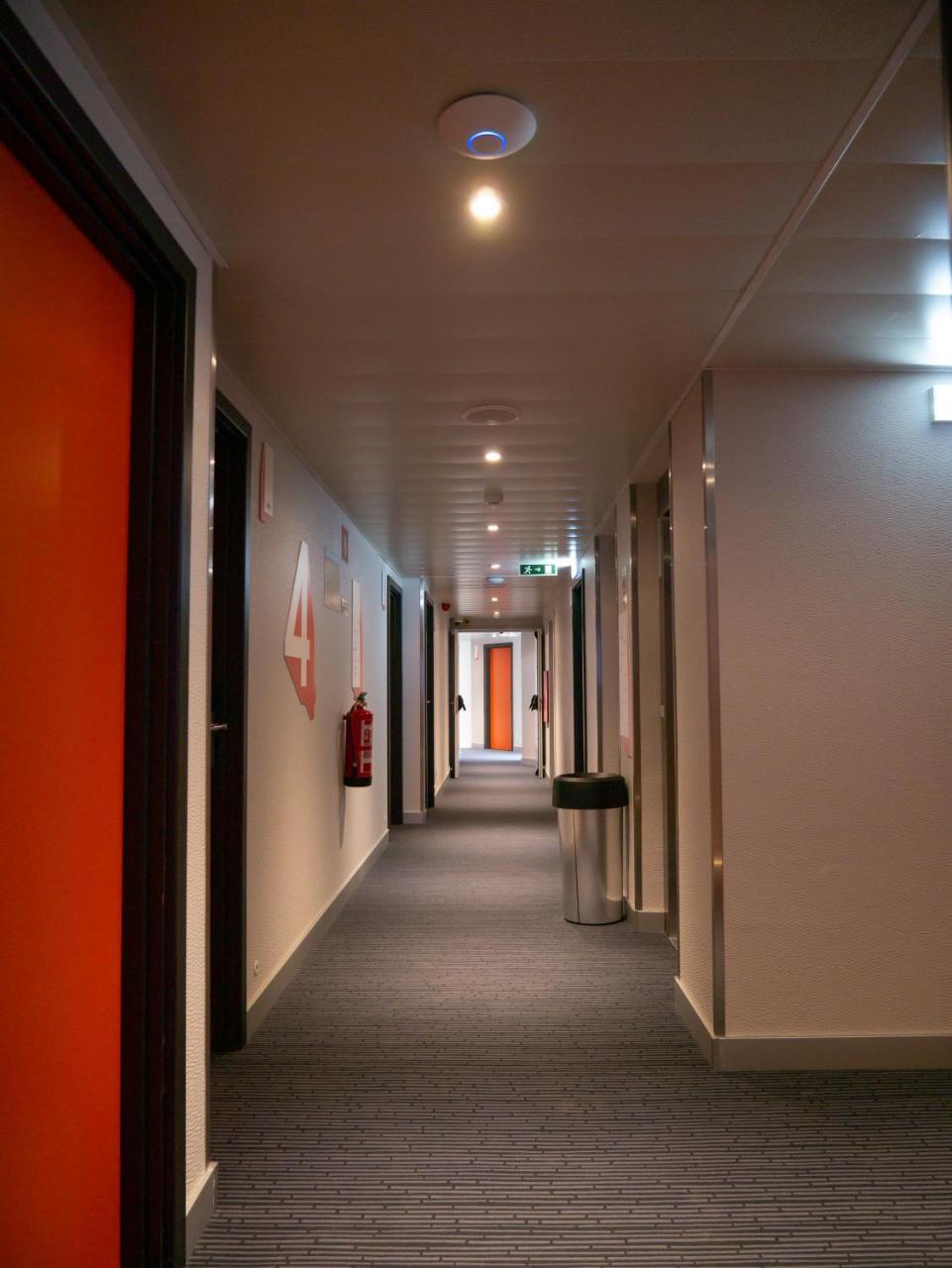 Easyhotel 2*