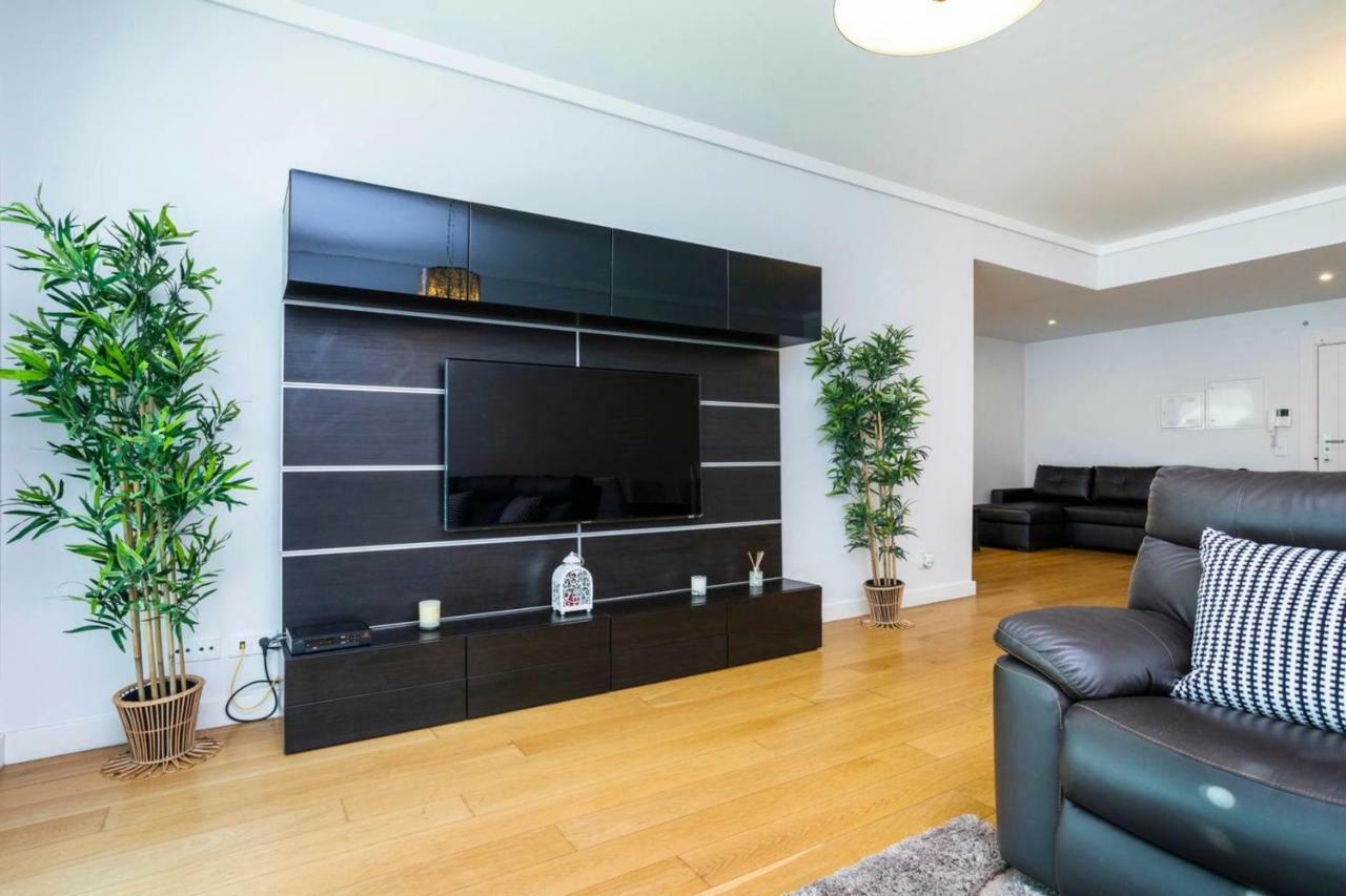 Guestready - Spacious Campolide Family Apt Fits 6 Apartment