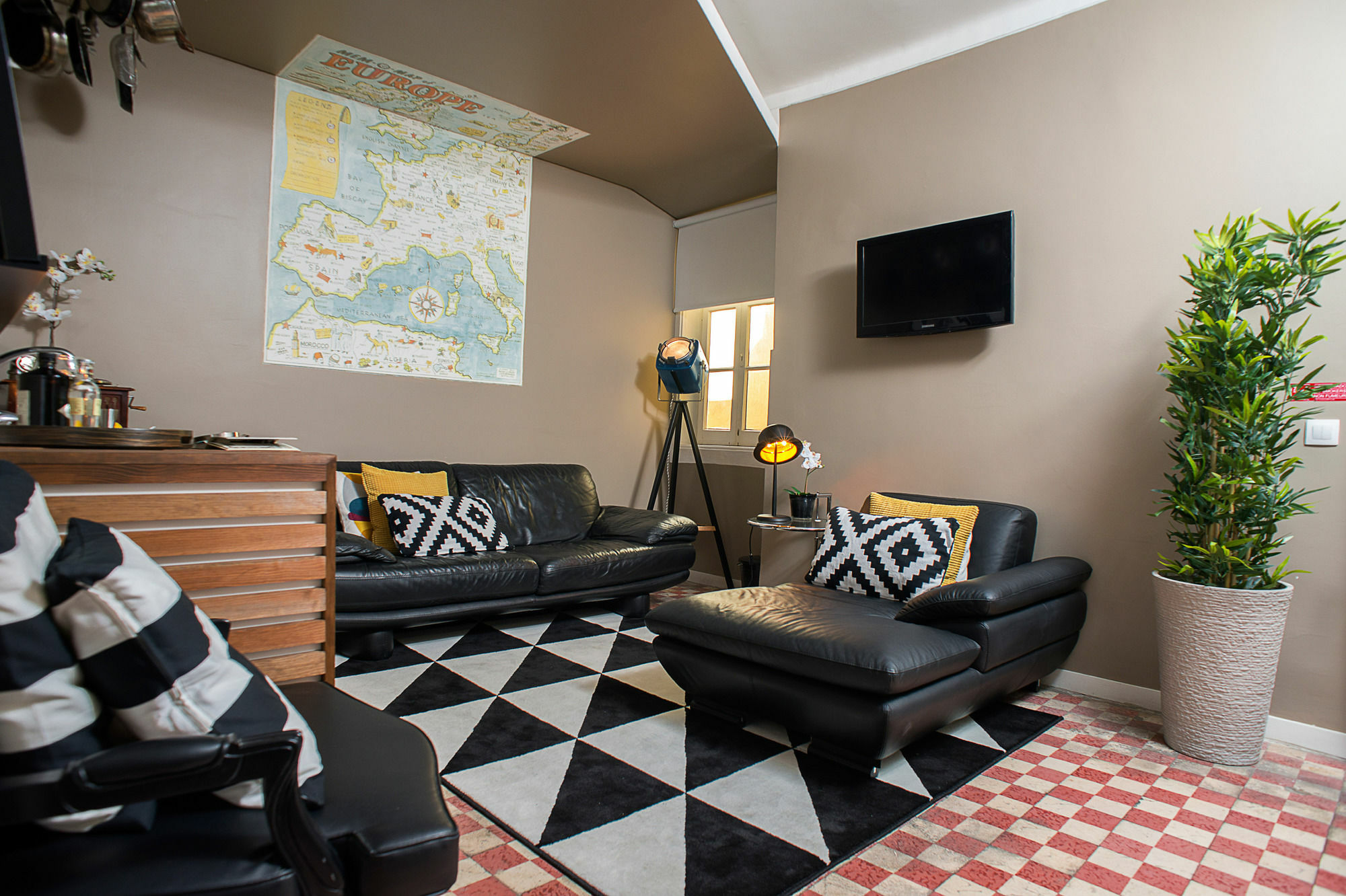 Passport Hotel