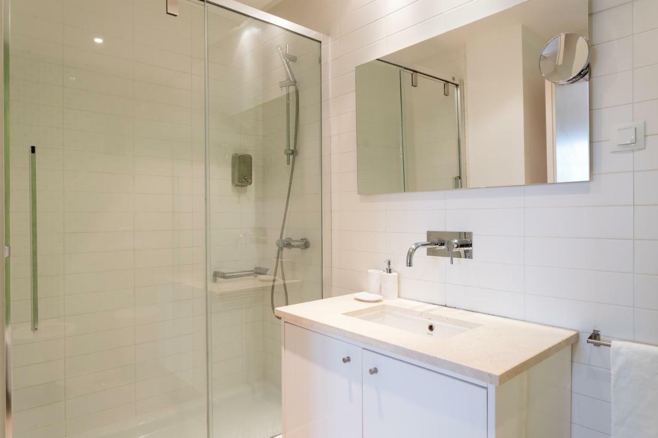 Alfama Modern Two-bedroom W/ River View And Parking - By Lu Holidays Lisbon