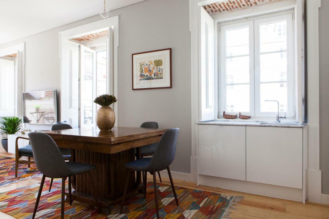 Alfama Sophisticate Flat With Balconies 2bedrs 2baths & Ac In 19th Century Building Historic Center Apartment *