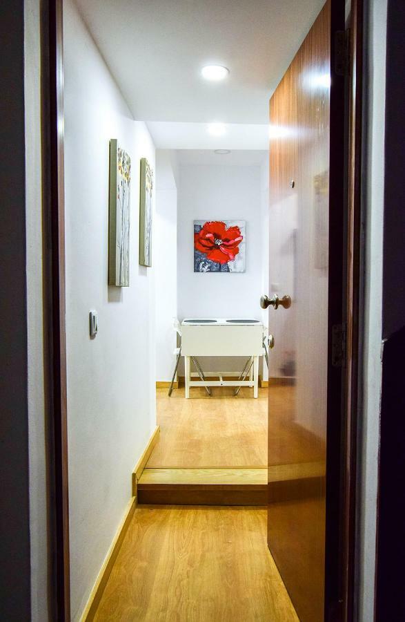 Flowers In Pop House Apartment *