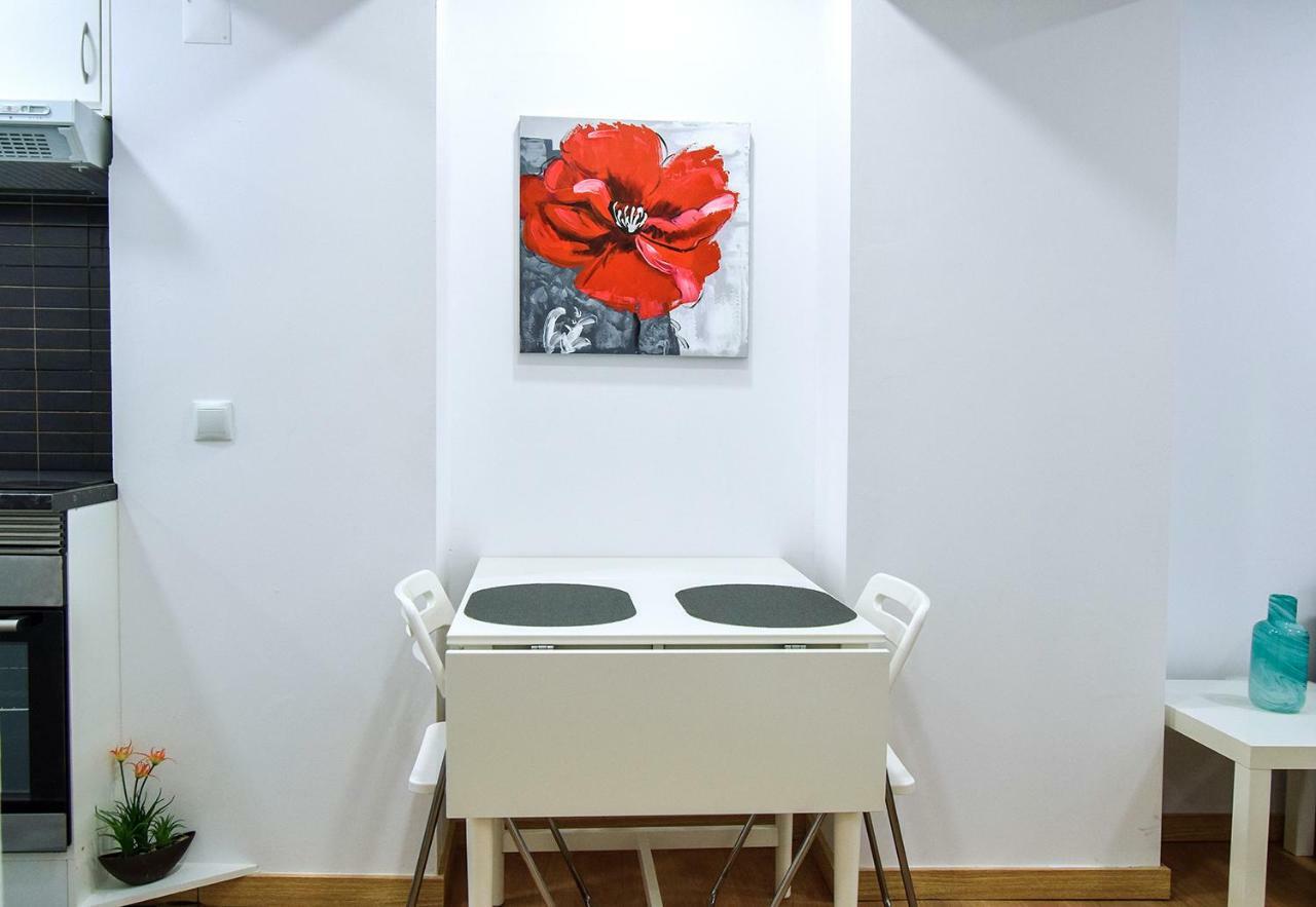 Flowers In Pop House Apartment *