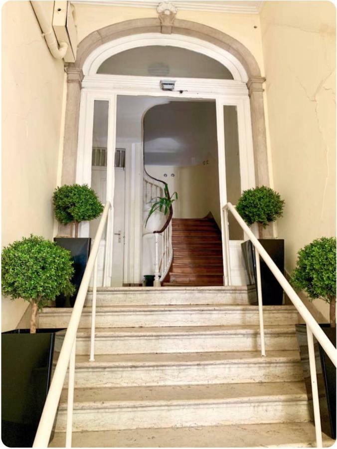 Apartment Charming Sunny Penthouse Lisbon