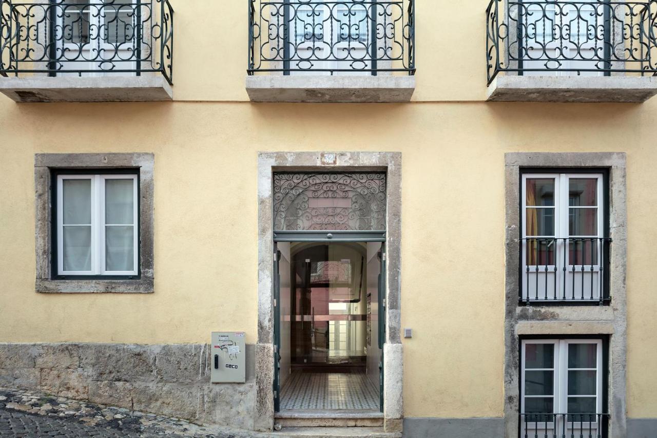 Lovelystay - Sunny Flat W/ Balcony Overseeing Graca And River * Lisbon