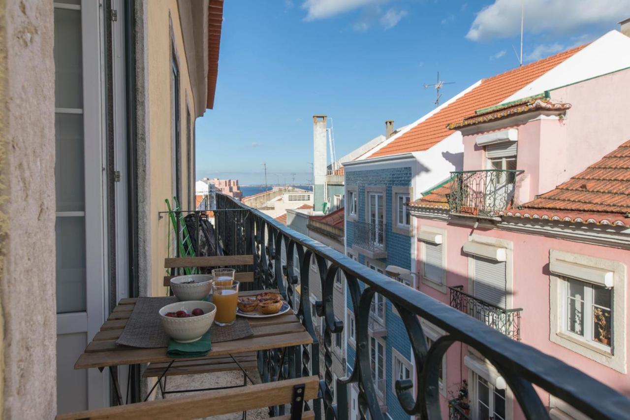 Lovelystay - Sunny Flat W/ Balcony Overseeing Graca And River * Lisbon