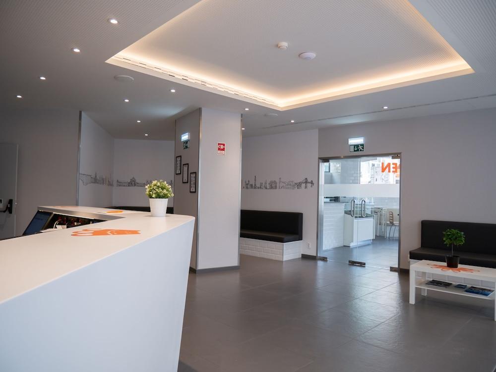 Easyhotel 2*
