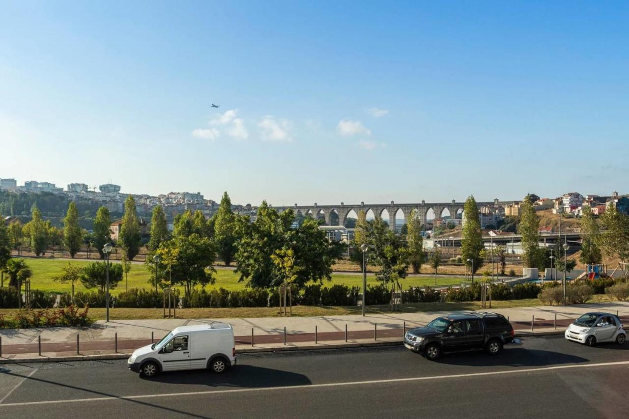 Guestready - Spacious Campolide Family Apt Fits 6 *